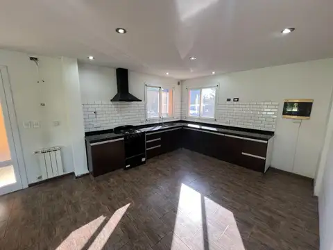 Casa 4 ambientes con 3 baños