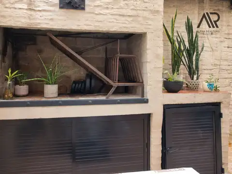 Dúplex de 2 Dormitorios con parrillero, estufa a leña y garage en La Blanqueada.