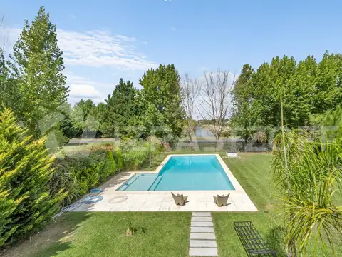 Casa en venta en Estancias del Pilar La Argentina con vista a la laguna