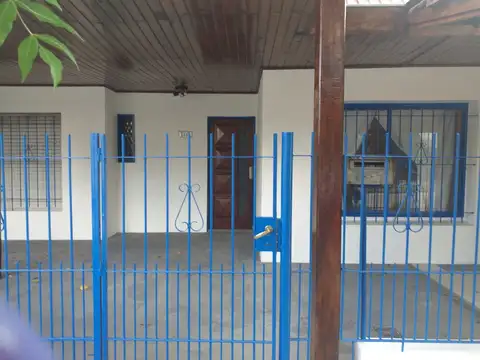 RESERVADO  SE ALQUILA EXCELENTE CASA DE 4 AMB CON GARAGE, PATIO, QUINCHO, PARRILLA TERRAZA, 2 BAÑOS