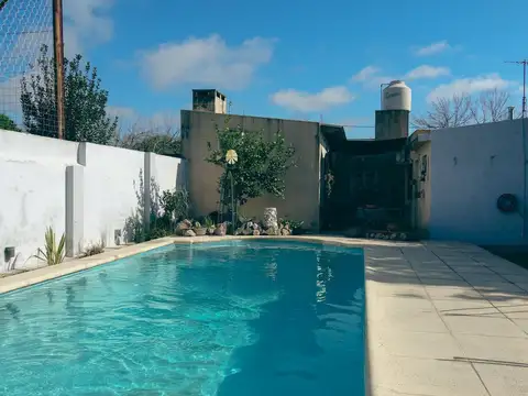 CASA EN VENTA 3 DORMITORIOS, QUINCHO Y PILETA
