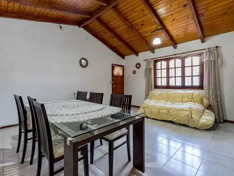 Casa de 3 dormitorios con suite, quincho y patio