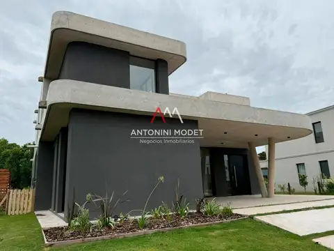 Casa 6 ambientes con 5 baños