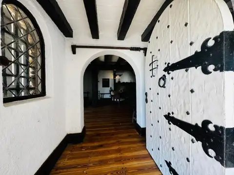 Casa de seis ambientes con jardin. Patrimonio Historico