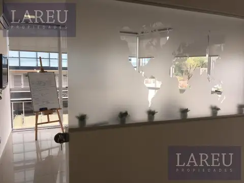 Oficina en Alquiler con 2 cocheras