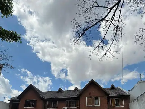 Hermoso Duplex de 195mts con espacio guardacoches y fondo libre con parrilla