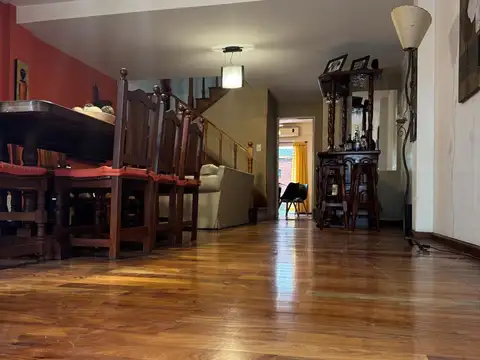 Casa 5 ambientes con 2 baños