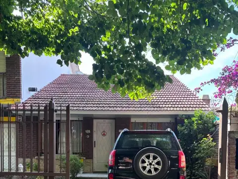 CHALET 4 AMBIENTES- PARQUE LURO