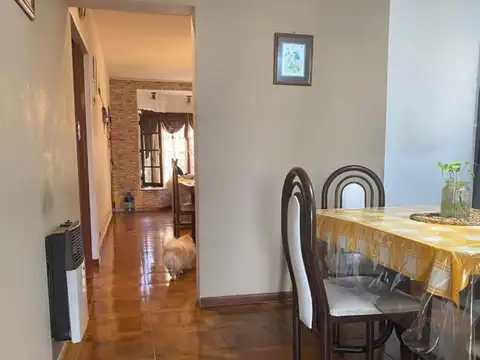 OPORTUNIDAD VENTA CASA 4 AMBIENTES CON COCHERA Y PILETA ESCUCHA OFERTA