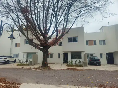 Venta casa Townhouse 5 ambientes Complejo cerrado San Isidro