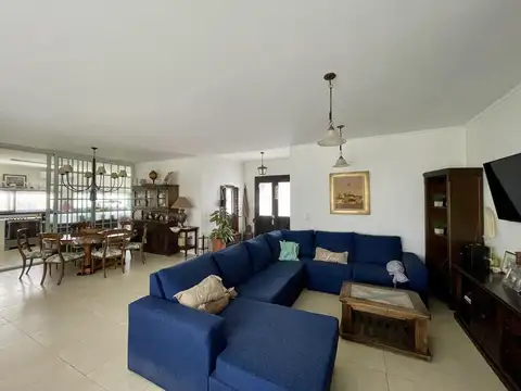 Casa en Venta con 4 cocheras