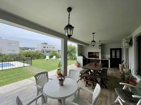 Casa 4 ambientes con 3 baños