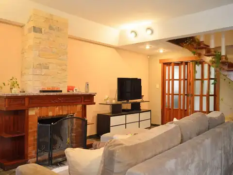 Casa en Venta con 2 cocheras