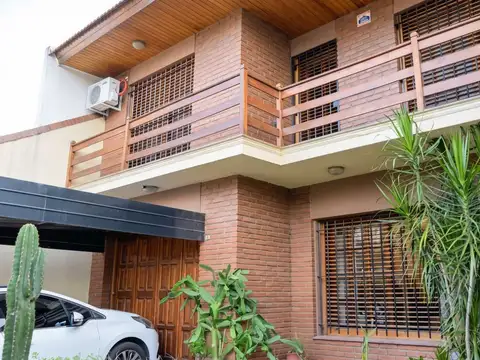 VENTA CASA 5 AMB, JARDIN Y QUINCHO ACEPTA PERMUTA