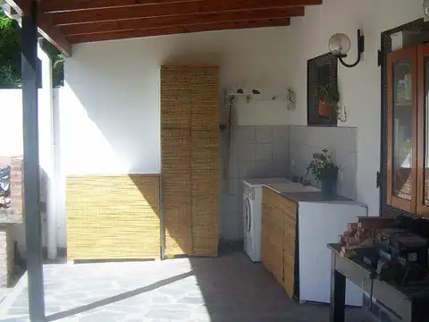 Casa en venta - 3 dormitorios 2 baños - 800mts2 - Lisandro Olmos Etcheverry