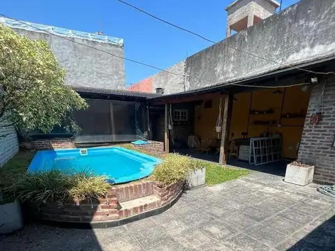 VENTA CHALET 4 AMBIENTES CON PATIO, PILETA, COCHERA Y QUINCH