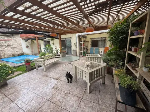 Casa 3 ambientes, con pileta, cochera para dos autos. Monoambiente a terminar