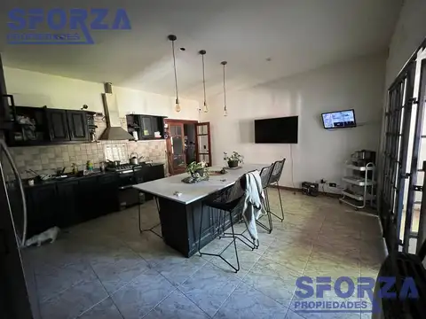 Casa en Alquiler con 3 cocheras