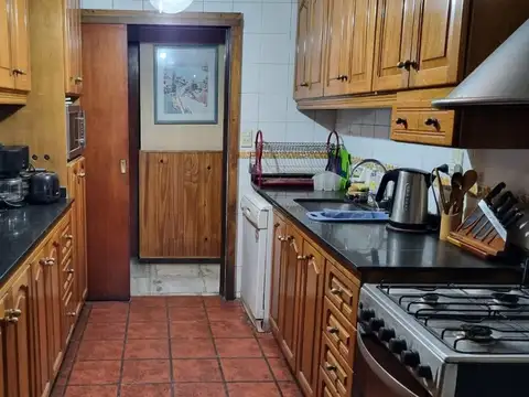 Casa 8 ambientes con 3 baños