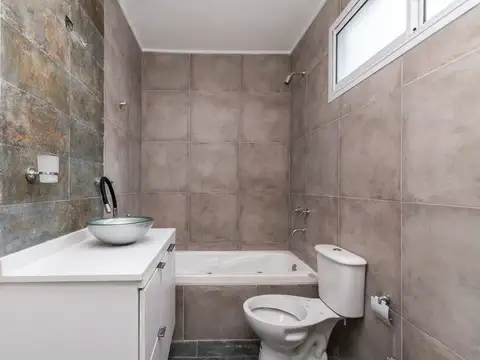 Casa 4 ambientes con 2 baños