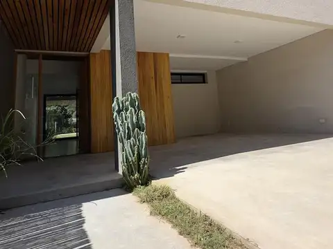 Casa 3 Hab, Excelente ubicación, Rodríguez al 2000 - Barrio Los Troncos Funes.