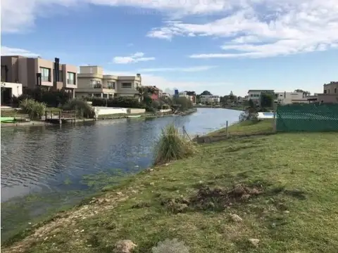 Terreno en Venta en Bernal, USD 350.000