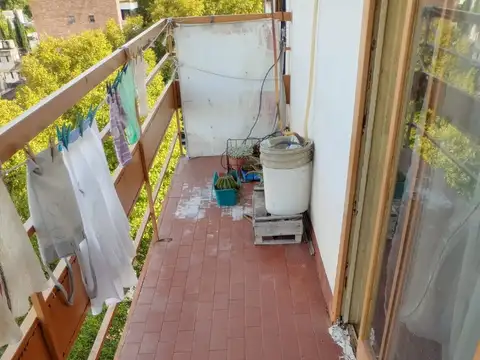 2 DORMITORIOS CON BALCON A LA CALLE.