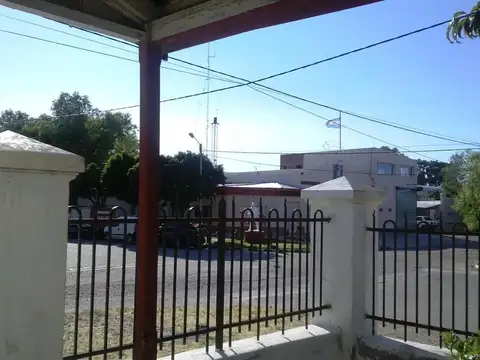 Casa 9 ambientes con 4 baños