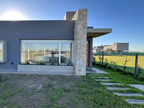 Casa 5 ambientes con 2 baños