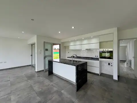 Casa en Alquiler con 2 cocheras