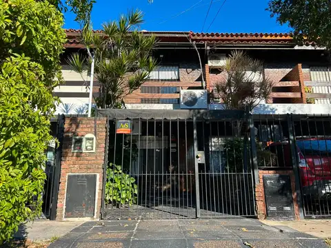 Triplex con patio en alquiler