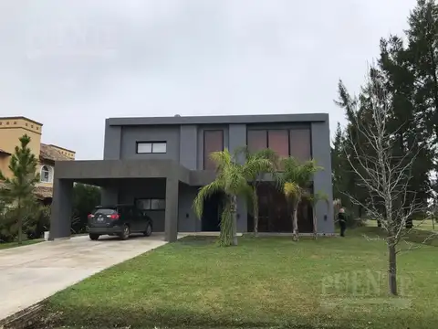 Casa en Venta con 2 cocheras