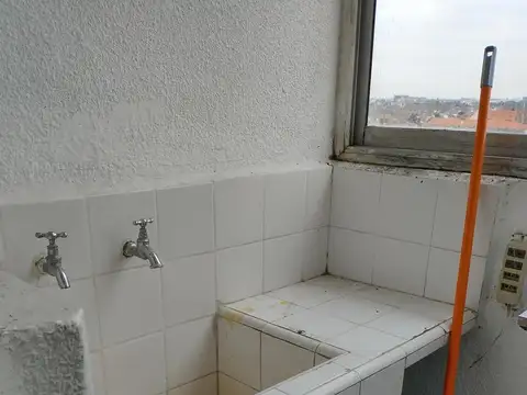 Departamento 1 ambiente en piso alto. San isidro