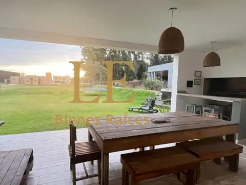 Casa en Venta con 2 cocheras