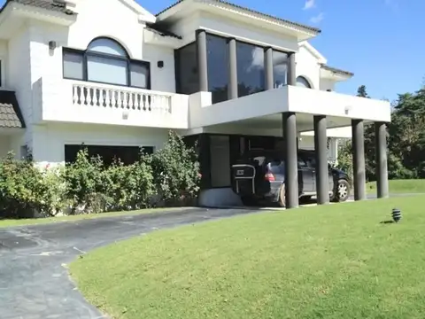 IMPONENTE CASA EN. COUNTRY GRAND BELL