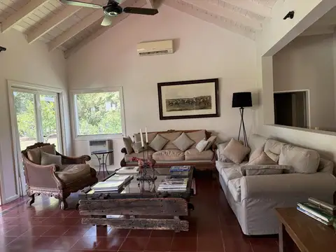 Casa 6 ambientes con 3 baños