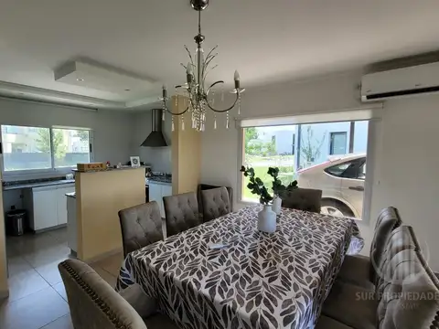 Casa en Venta con 4 cocheras