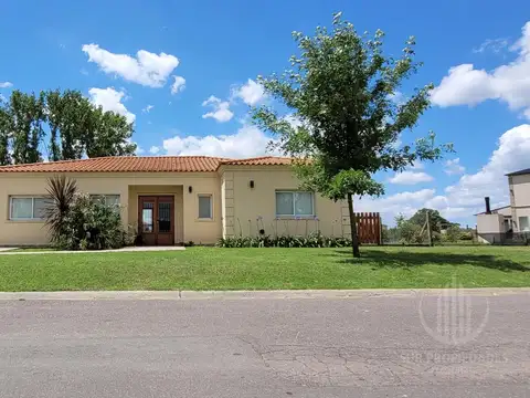 Casa en  Barrio Santa Inés de Canning con piscina