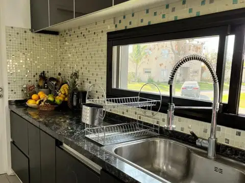 Casa 5 ambientes con 2 baños