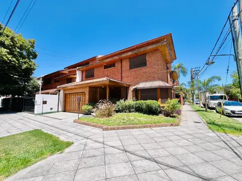 Casa de 5 ambientes con playroom y cuarto de servicio en venta, en Martínez