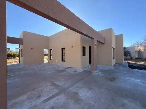 Casa en una planta con tres cuartos en Los Alcanfores - entrega JULIO'26