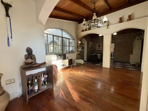 Casa 7 ambientes con 2 baños