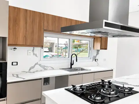 Casa 5 ambientes con 3 baños