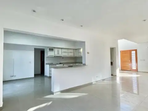 Casa en Alquiler con 2 cocheras