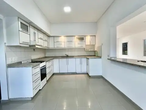 Casa 4 ambientes con 4 baños