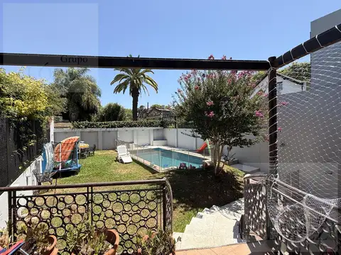 Casa en Venta con 3 cocheras