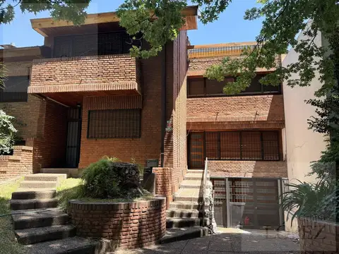 Casa en venta, chalet,  florida, 4 dorm, cochera doble, jardín y piscina CREDITO HIPOTECARIO