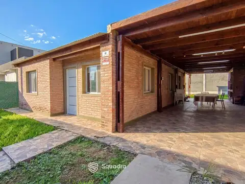 VENTA | PERMUTA - Casa 2 Dormitorios, lavadero independiente y cochera con parrillero techado - Tier