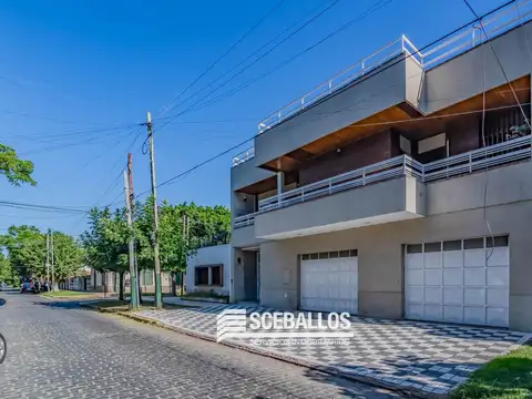 Venta casa 4 amb con pileta y coch 8 autos. Banfield. Apta Credito
