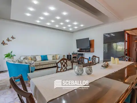 Venta casa 4 amb con pileta y coch 8 autos. Banfield. Apta Credito